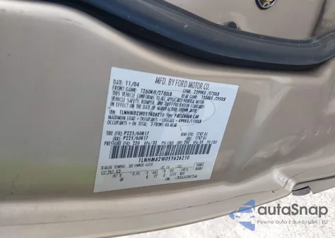 2005 Lincoln Town Car Signature Limited from USA, damaged, VIN 1LNHM82W05Y626210